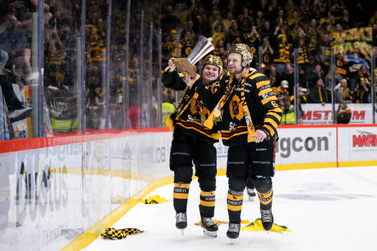 Skellefteås Zeb Forsfjäll och Måns Forsfjäll jublar med