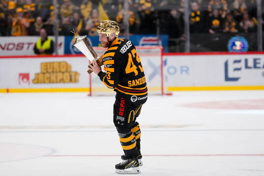 Skellefteås Filip Sandberg jublar med LeMat pokalen