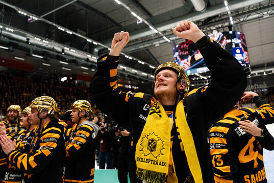 Skellefteås Linus Lindström jublar