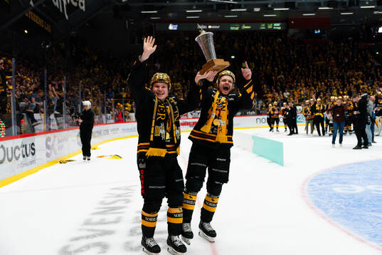 Skellefteås Zeb Forsfjäll och Måns Forsfjäll jublar med