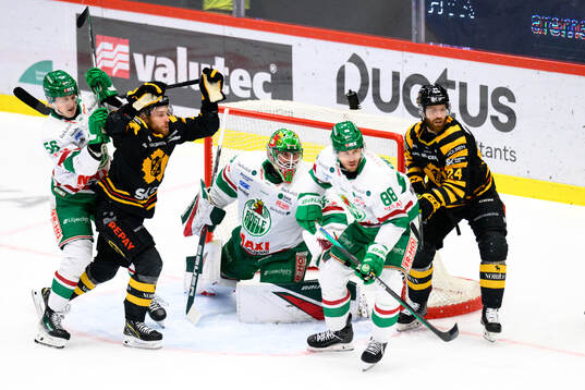 Rögles Adam Engström, målvakt Christoffer Rifalk och