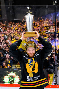 Skellefteås Filip Sandberg jublar med pokalen