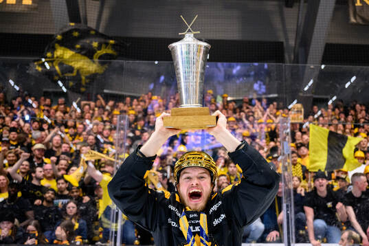 Skellefteås Simon Robertsson jublar med pokalen