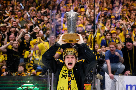 Skellefteås Linus Lindström jublar med pokalen