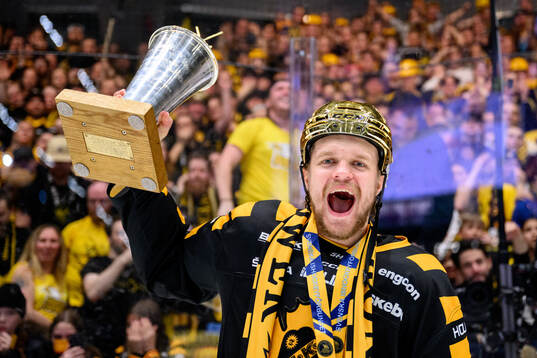 Skellefteås Måns Forsfjäll jublar med pokalen