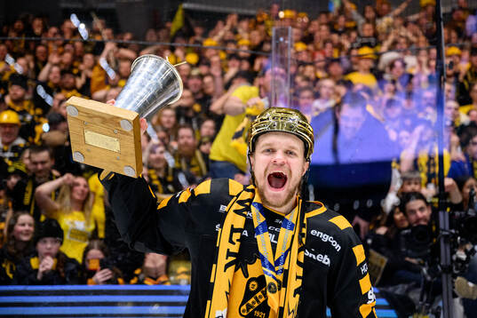 Skellefteås Måns Forsfjäll jublar med pokalen