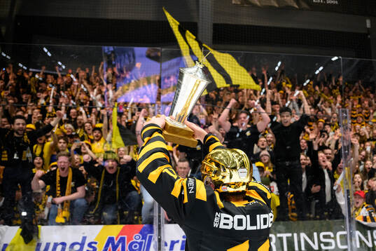 Skellefteås Max Lindholm jublar med pokalen