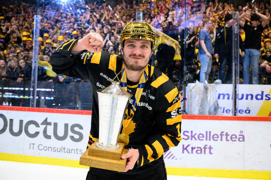 Skellefteås Max Lindholm jublar med pokalen
