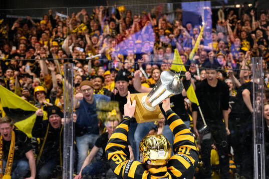Skellefteås Linus Lindström jublar med pokalen