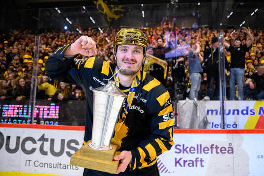 Skellefteås Max Lindholm jublar med pokalen