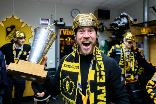 Skellefteås assisterande tränare Andreas Falk jublar med