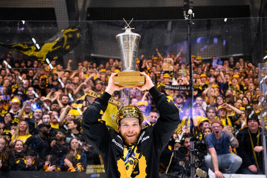 Skellefteås Filip Sandberg jublar med pokalen
