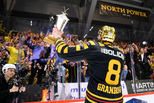 Skellefteås Petter Granberg jublar med pokalen