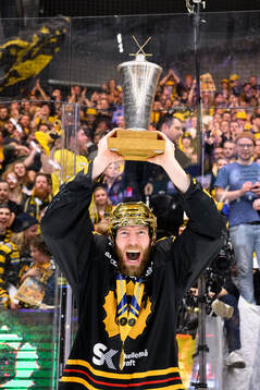 Skellefteås Petter Granberg jublar med pokalen