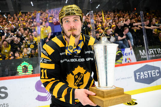 Skellefteås Max Lindholm jublar med pokalen