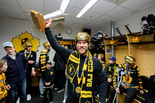 Skellefteås assisterande tränare Andreas Falk jublar med