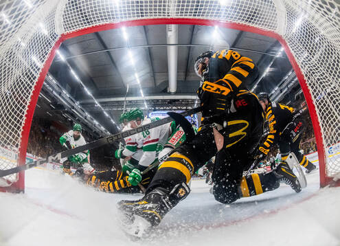 Skellefteås Petter Granberg räddar skott från Rögles