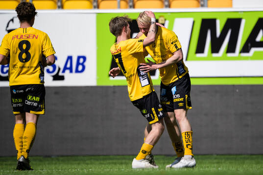 Elfsborgs Theo Eliasson och Felix Älverdal jublar efter 2-0