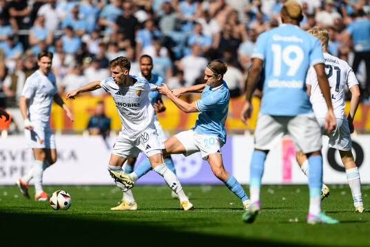 Djurgårdens Samuel Leach Holm och Malmö FFs Erik Botheim
