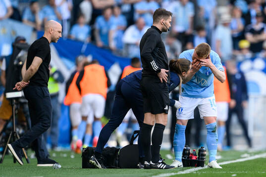 Malmö FFs Anders Christiansen har ont i ögat