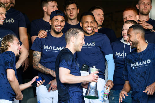 Malmö FFs Sergio Pena Flores och Martin Olsson jublar