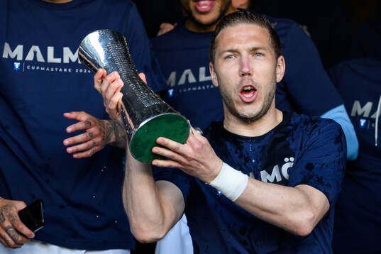 Malmö FFs Anton Tinnerholm jublar med pokalen