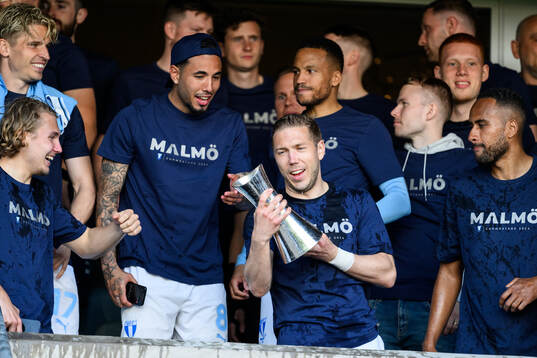 Malmö FFs Anton Tinnerholm jublar med pokalen