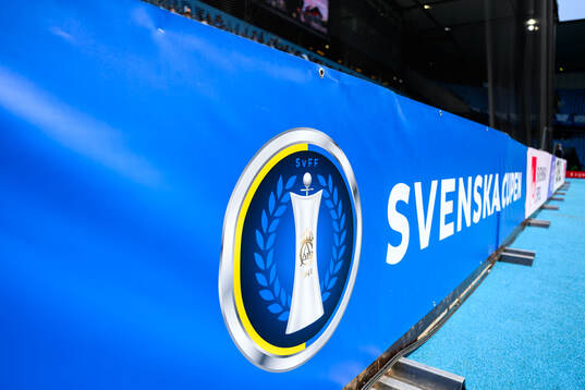 En reklamskylt med svenska cupens logotyp