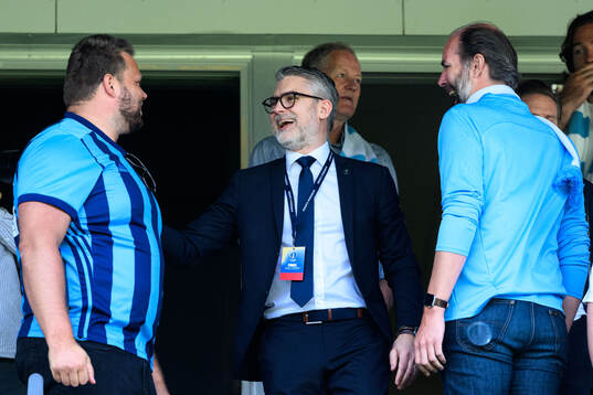 Daniel Ståhl och VD Niclas Carlnen på läktaren