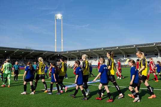 Spelarna på väg in för line up innan finalen i Svenska Cupen mellan Häcken och Piteå den 1 maj 2024 i Göteborg. 