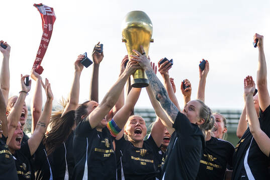 Piteås spelare jublar med pokalen
