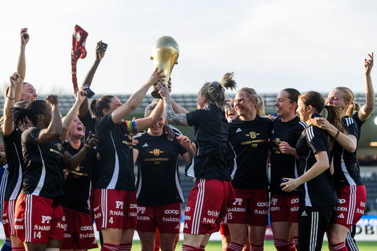 Piteås spelare jublar med pokalen