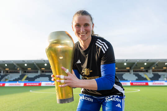 Piteås målvakt Samantha Leshnak Murphy jublar med pokalen
