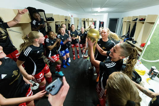 Piteås spelare jublar i omklädningsrummet