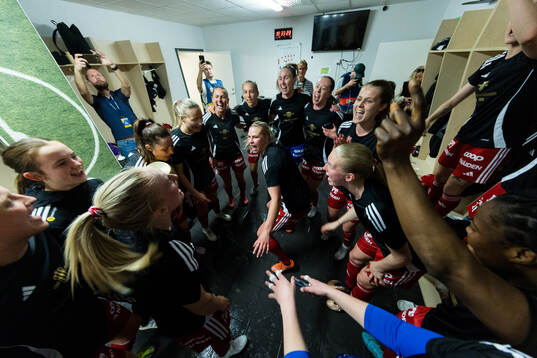 Piteås spelare jublar i omklädningsrummet