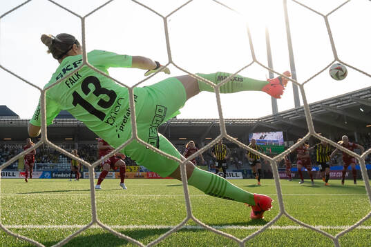 Piteås Emma Viklund skjuter det avgörande 0-1 målet på