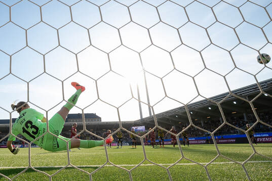 Piteås Emma Viklund skjuter det avgörande 0-1 målet på