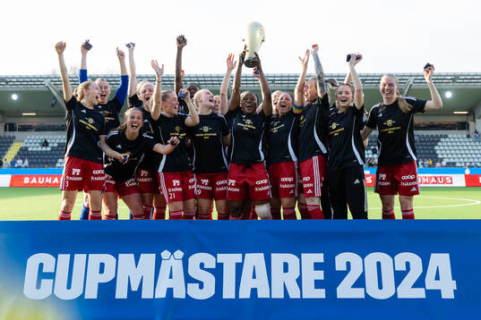 Piteås spelare jublar med pokalen