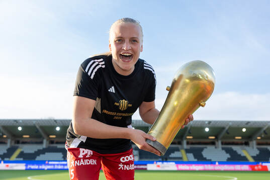Piteås Wilma Carlsson jublar med pokalen
