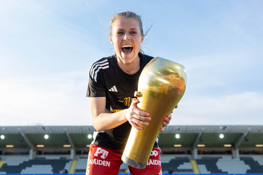 Piteås Maja Green jublar med pokalen