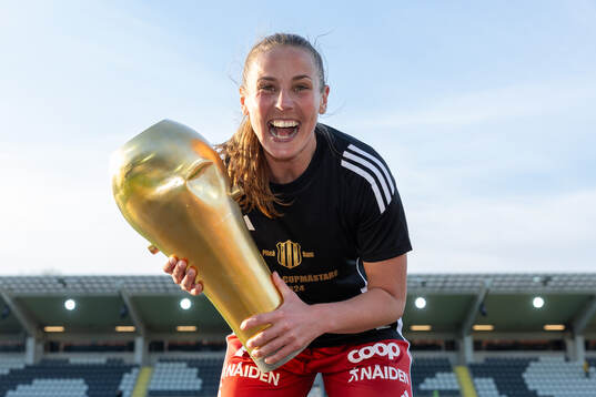 Piteås Olivia Holm jublar med pokalen