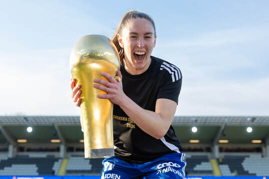 Piteås Moa Öhman jublar med pokalen