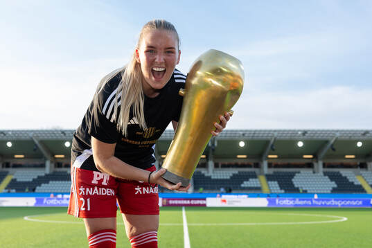 Piteås Ronja Aronsson jublar med pokalen
