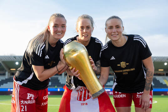 Piteås Ronja Aronsson, Cecilia Edlund och Selina Henriksson jublar med pokalen