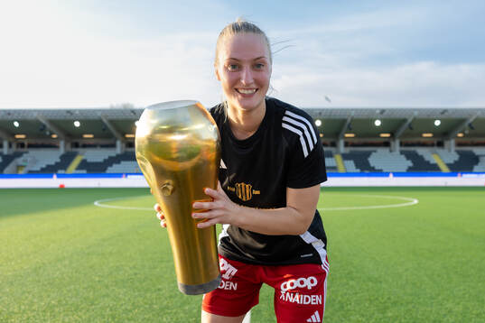 Piteås Emma Viklund  jublar med pokalen