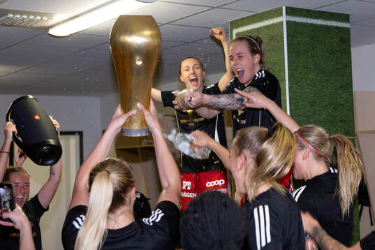 Piteås spelare firar i omklädningsrummet