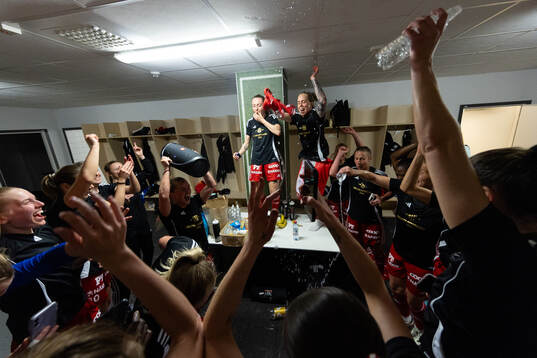 Piteås spelare firar i omklädningsrummet