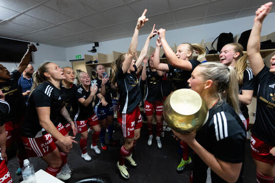Piteås spelare firar i omklädningsrummet
