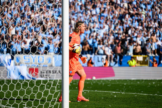 Malmö FFs målvakt Johan Dahlin jublar efter en räddad straffspark