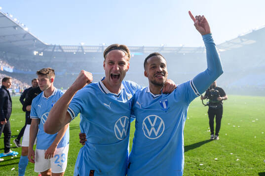 Malmö FFs Erik Botheim och Martin Olsson jublar